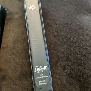 Kat Von D Lock it egde concealer brush
